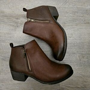 Dunes Women Ankle Boot size 7 Leather